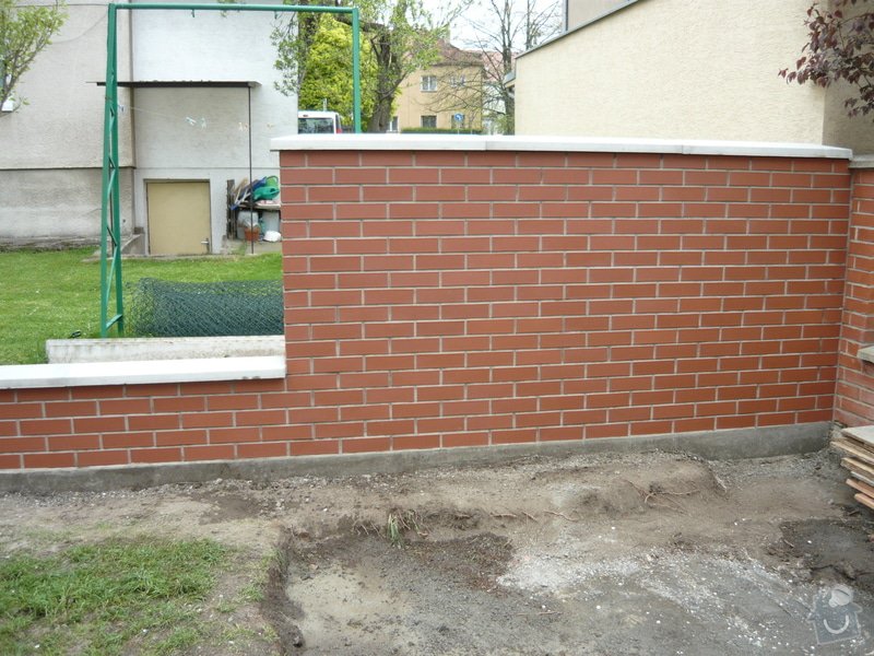 Stavba zděného plotu z cihel Klinker Praha 10: P1050130