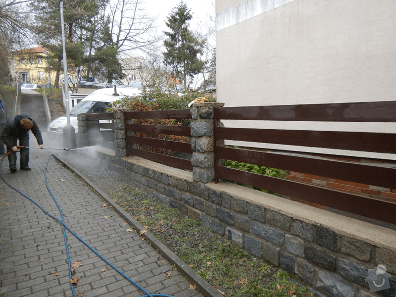 Čištění dlažby, zídek, dřevěného plotu: cisteni_plotu_zidky