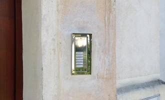 Výměna panelu domovních zvonků