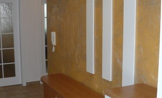 Dekorace stěn v chodbě a obývacím pokoji
