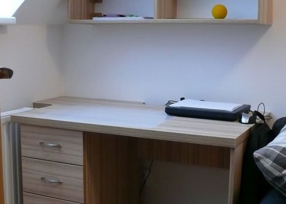 Truhlářství:psací stůl, vestavěná skříň, šatna, předsíňový nábytek