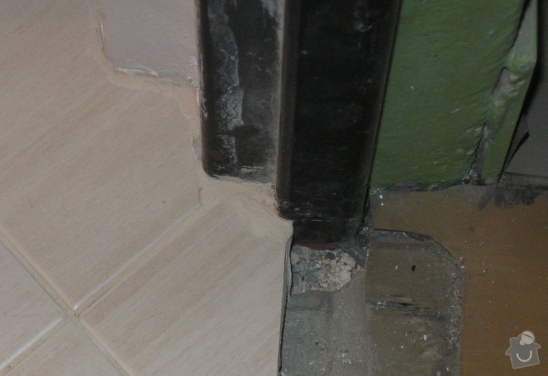 Rekonstrukce bytu: Detail_dlazby_u_vstupnich_dveri.