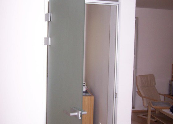 Skleněné dveře a část prosklené zdi