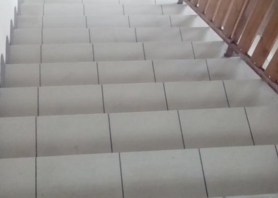 Pokládka dlažby zádveří se schodištěm