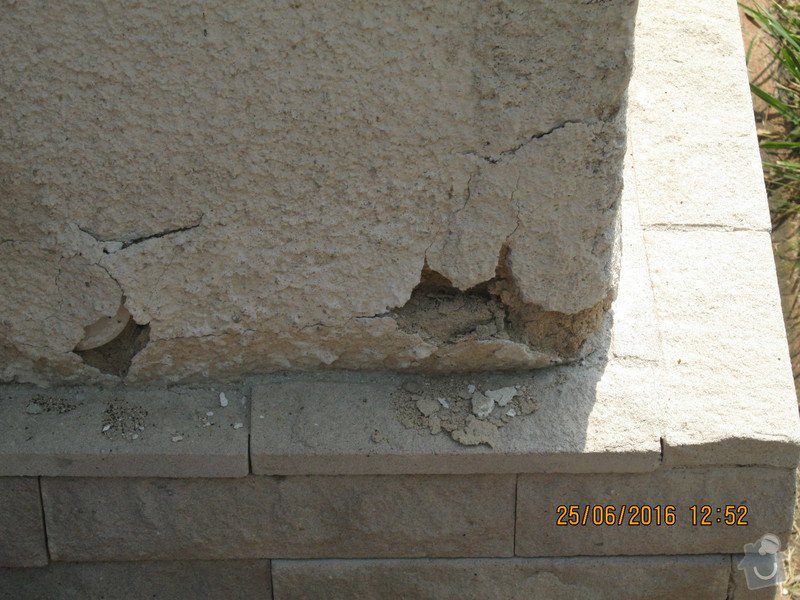 Hrubá fasáda jedné zdi domu + drobné opravy prasklin: IMG_0648