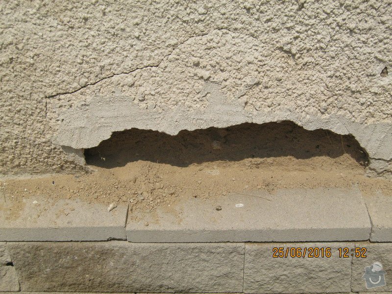 Hrubá fasáda jedné zdi domu + drobné opravy prasklin: IMG_0650