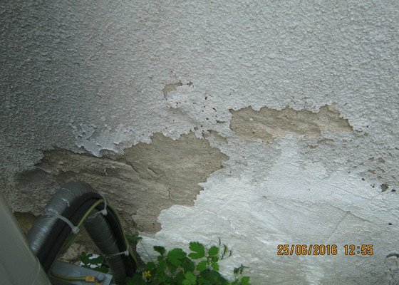 Hrubá fasáda jedné zdi domu + drobné opravy prasklin