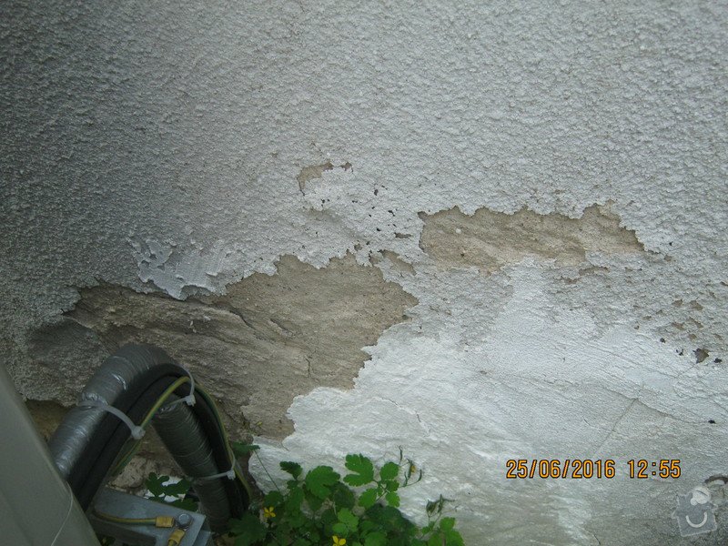 Hrubá fasáda jedné zdi domu + drobné opravy prasklin: IMG_0653