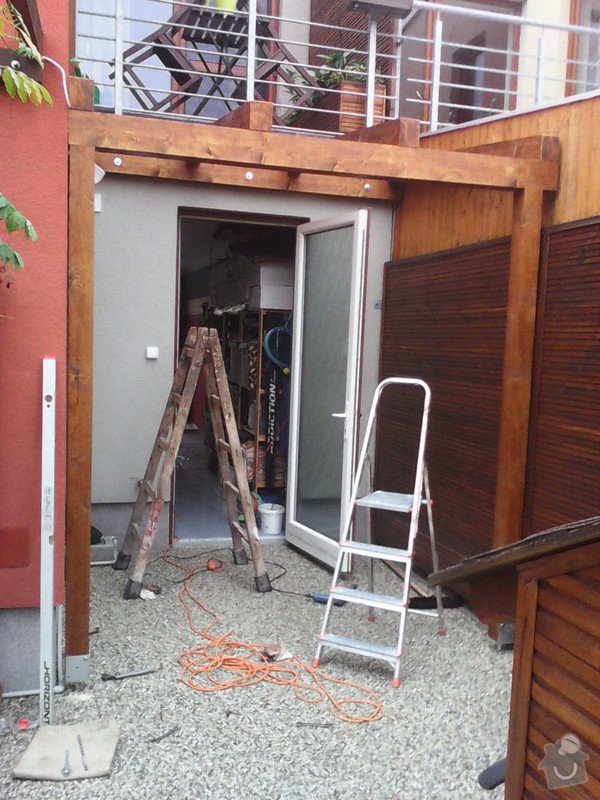 Rekonstrukce koupelen,zastřešení vstupu,terasa+ kamenný koberec: Rene_foto_1.12.2014_stavby_033