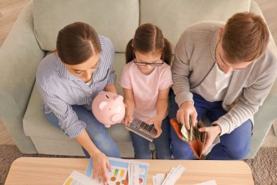 Rodina počítá úspory