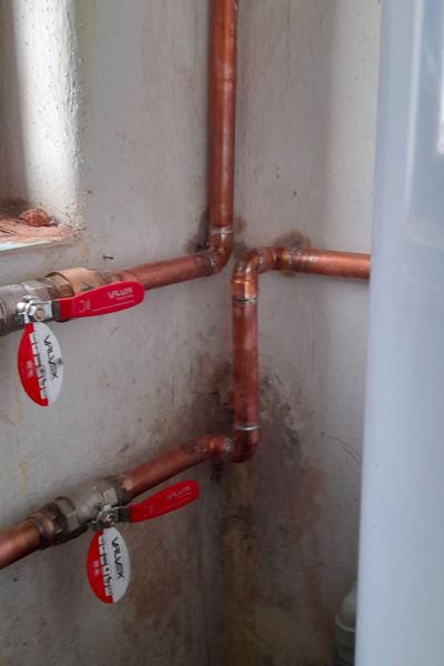 Vodovodní potrubí s červenými kohoutky